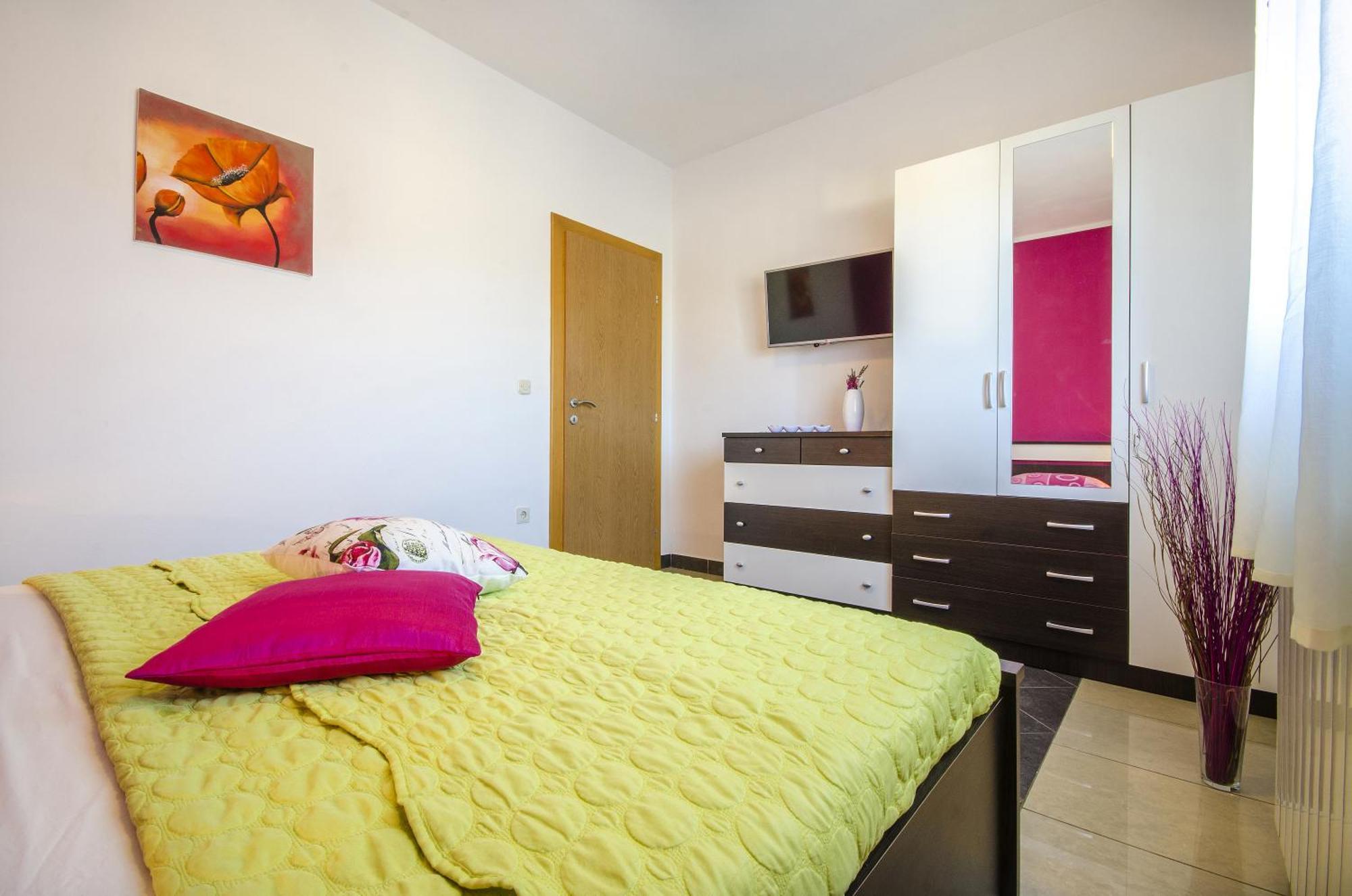 Apartment And Room Marlen Rovinjsko Selo Quarto foto